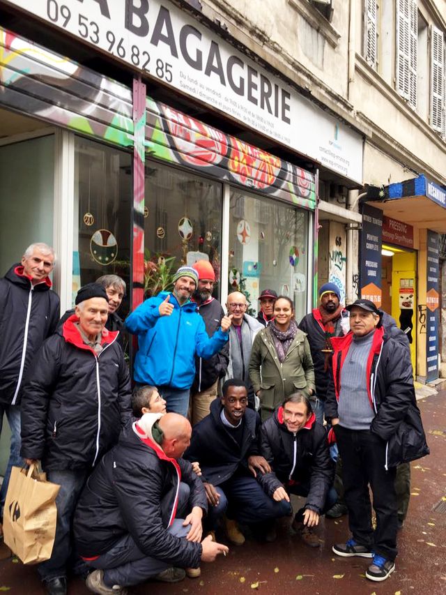 SDF et des membres de l'association de la Bagagerie