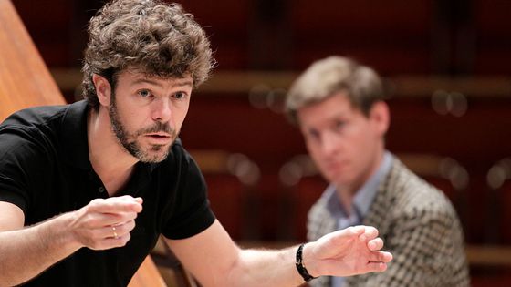 Le chef d'orchestre espagnol Pablo Heras Casado dirige le pianiste Kristian Bezuidenhout et le Freiburger Barockorchester à la Philharmonie de Cologne en 2015 ©Getty - Brill/ullstein bild