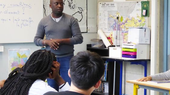 Bangaly Bamba, médiateur au collège à Bagnolet, tente de développer les comportements citoyens et de prévenir les conflits ©Radio France - Rosalie Lafarge
