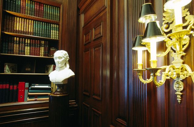 Bibliothèque du domaine de Pommery à Reims, avec le buste de Louise Pommery