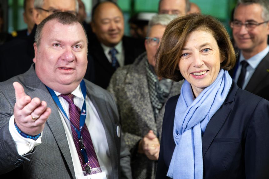 Emmanuel Chiva, directeur de l'Agence de l'innovation de défense (AID) et la ministre des Armées Florence Parly le 22 novembre 2018 lors du forum innovation défense à Paris.