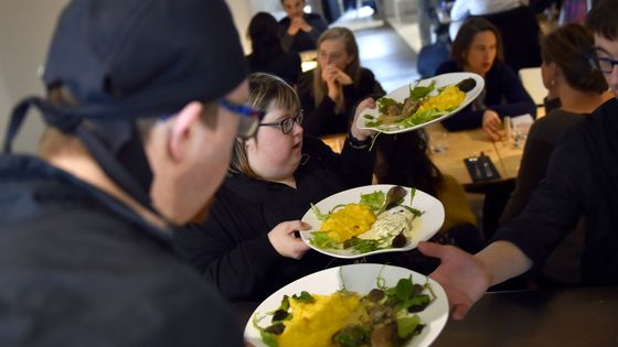 C'est Flore Lelievre qui a créé le restaurant "Le Reflet" où tout a été conçu et adapté pour les employés atteints du syndrome de Down. ©AFP - LOIC VENANCE