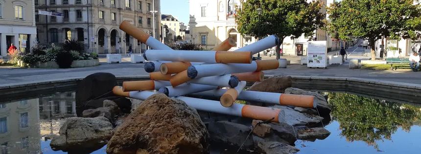 Des cigarettes géantes place du 11 Novembre à Laval