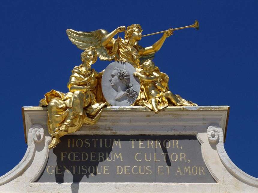 la Renommée au dessus du médaillon de Louis XV tenu par Minerve