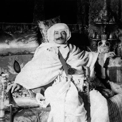 Pierre Loti en costume traditionnel spahi dans le « salon turc » de sa maison à Rochefort