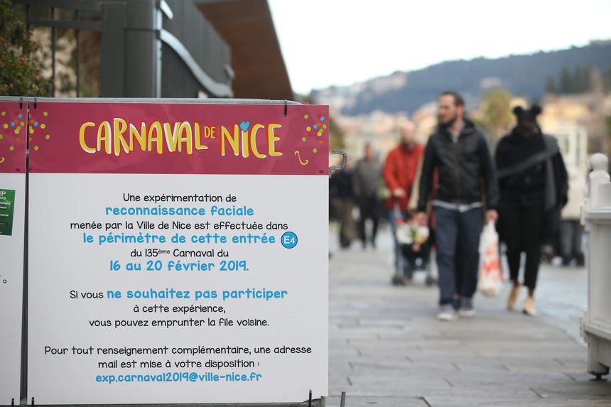 Panneau d'avertissement à l'occasion de l'expérience menée au dernier carnaval de Nice