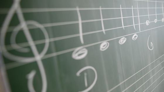 Sheet music is on a blackboard in music class. ©Getty - Sebastian Gollnow/picture alliance