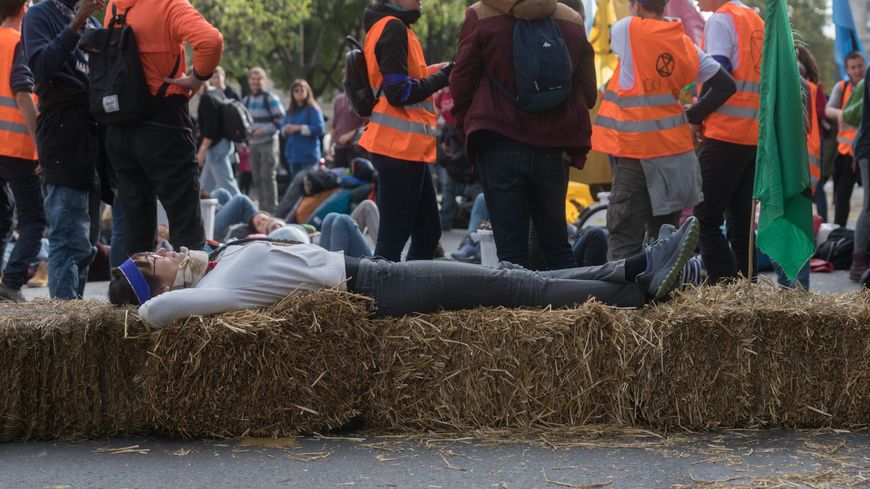 Les militants du mouvement Extinction Rebellion se sont installés lundi place du Châtelet, à Paris.