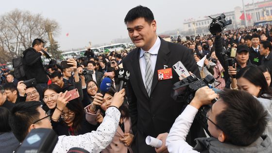 Yao Ming, l’ancienne star chinoise des Rockets de Houston, aujourd’hui président de la fédération de basket chinoise, est aussi parlementaire en Chine, ici à l’ouverture de la session 2019 en mars dernier à Pékin. ©AFP - GREG BAKER / AFP