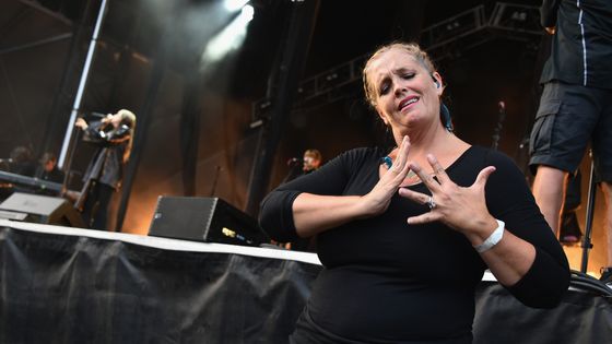 Une personne s'exprime en langue des signes durant un concert ©Getty - Theo Wargo