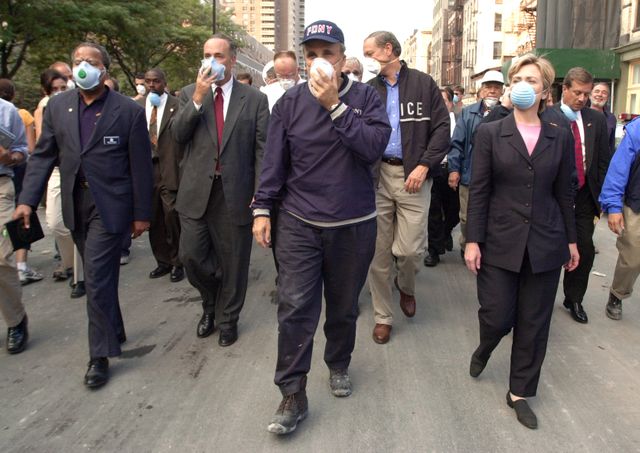 Rudy Giuliani, maire de New York, dans les rues de la ville le 12 septembre 2001, aux cotés d'Hillary Clinton