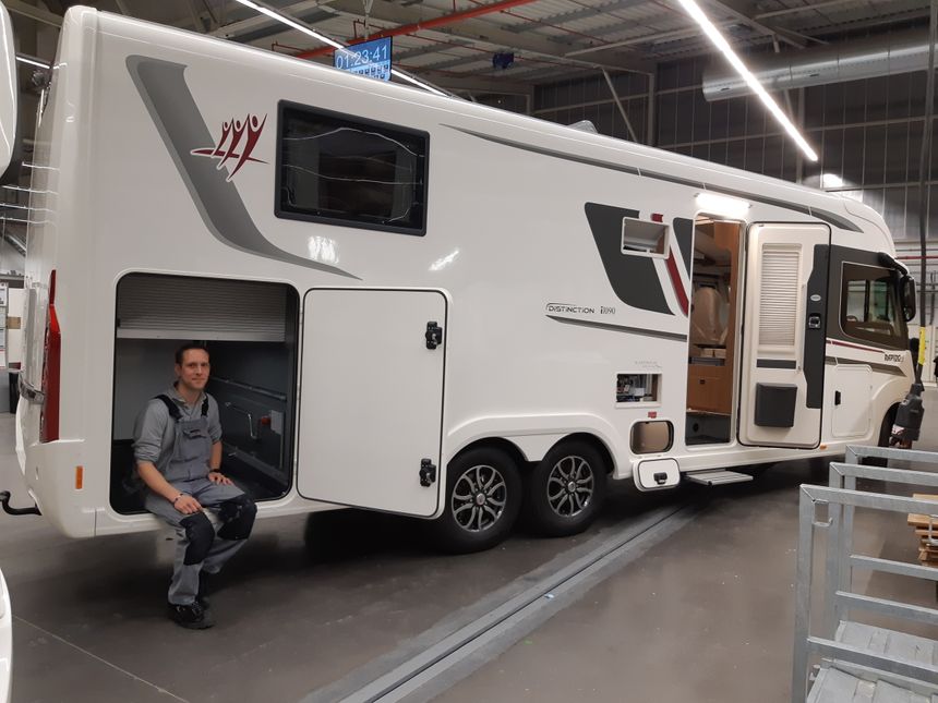 Pierre-Yves SOLIGNAC s'occupe de l'agencement des meubles des camping car