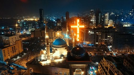 Beyrouth ce lundi soir. Malgré les annonces du gouvernement, des milliers de personnes sont redescendues dans la rue. ©AFP - AFP