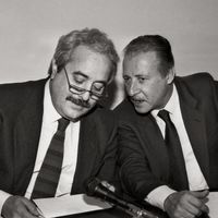 Le magistrat italien Paolo Borsellino s'entretenant avec le juge italien Giovanni Falcone. Italie, années 80