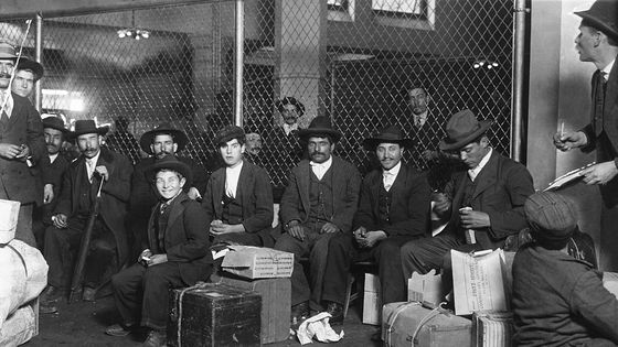 Immigrants italiens arrivant à Ellis Island en 1905 ©Getty - Bettmann