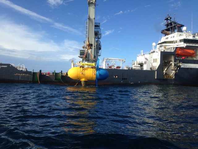 Bateau norvegien déposant l'hydrolienne de 300 tonnes à 55m de profondeur avec une extrême précision, où le courant Fromveur est fort.