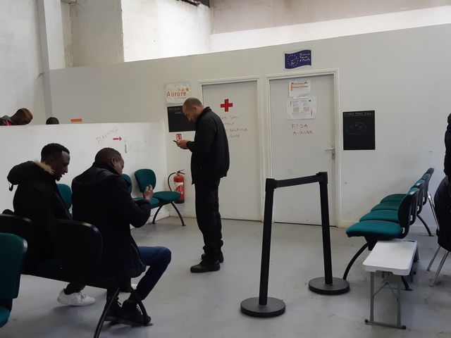 A "la halte", lieu d'accueil de jour des migrants, à Saint-Denis, près de la porte de la Chapelle (Paris)