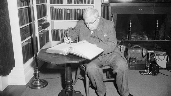 Le compositeur britannique Ralph Vaughan Williams, âgé de 82 ans, signe le livre d'or à l'Université de Yale, le 1er décembre, alors qu'il est accueilli pour les cérémonies au cours desquelles il reçoit le prix Howland de Yale. ©Getty