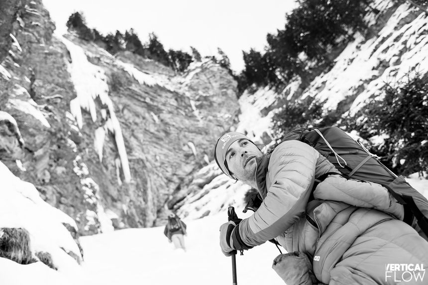 Julien Irilli devant "les larmes de Merlin" près du lac Leman et de la frontière suisse