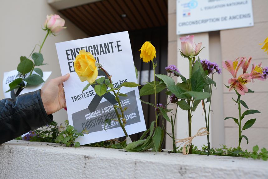 Dans la cour de l'école de Méhul, des bouquets de fleurs, des mots et des dessins d’enfants…