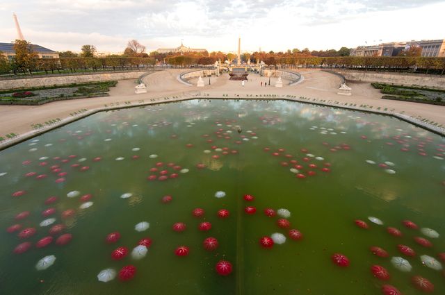 Nymphéas Post Déluge II, une installation poétique et politique de Noel Dolla, présente des centaines de parapluies de couleur ont coulé sous l'eau du grand bassin.