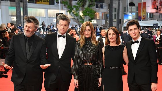 L'écrivain, réalisateur, scénariste, dramaturge et metteur en scène, Christophe Honoré avec les acteurs, et actrices de son film "Chambre 212" à Cannes pendant le Festival le 19 mai 2019. ©AFP - Alberto PIZZOLI