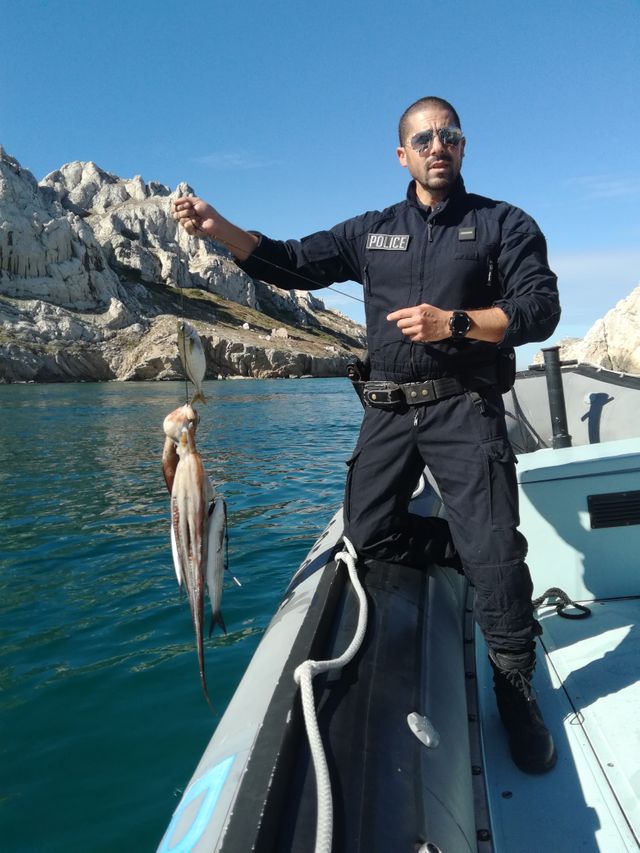 Un policier de l'Unité de Sécurité et de prévention du littoral, en patrouille dans les calanques, à Marseille. La brigade a contrôlé et verbalisé un chasseur qui pêchait une espèce interdite pendant une certaine période, le poulpe.
