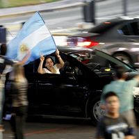 Des partisans d'Alberto Fernandez célèbrent sa victoire dans les rues de Buenos Aires.