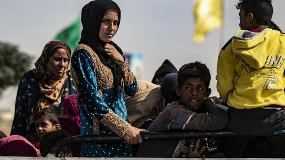 À Tall Tamer, des personnes syriennes déplacées à la suite des assauts turcs dans les zones de la région du nord-est de la Syrie contrôlées par les Kurdes, le 11 octobre 2019. ©AFP - Delil Souleiman /