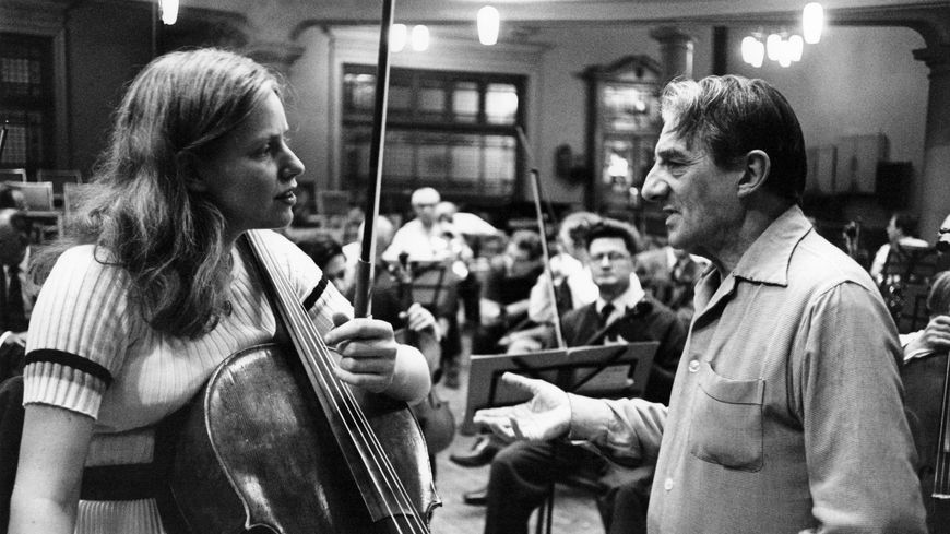 La violoncelliste Jacqueline du Pré et le chef d'orchestre Sir John Barbirolli en 1965