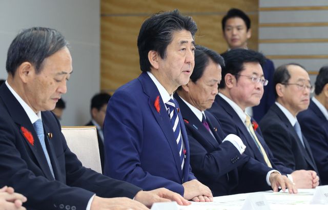 Le Premier ministre Shinzo Abe au cours d'une réunion d'urgence.