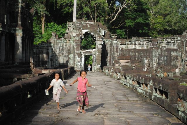 Les ruelles des temples d'Angkor un incontournable pour les grands voyageurs.