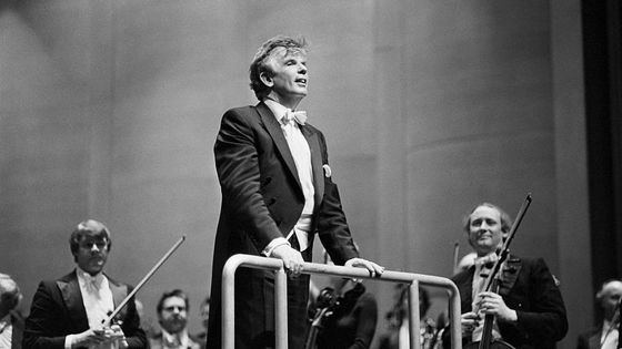 Le chef d'orchestre allemand Christoph von Dohnanyi dirige l'orchestre de Cleveland en 1983 ©Getty - Bettmann