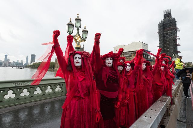 Les activistes d'Extinction Rebellion, dos à Big Ben, protestent et bloquent le Westminster Bridge.