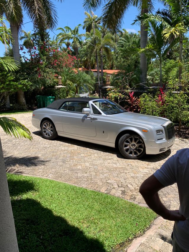 La Rolls Royce décapotable gris métallisé conduite par l'assistant d'Iggy Pop.
