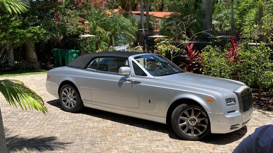 La Rolls Royce décapotable gris métallisé conduite par l'assistant d'Iggy Pop.