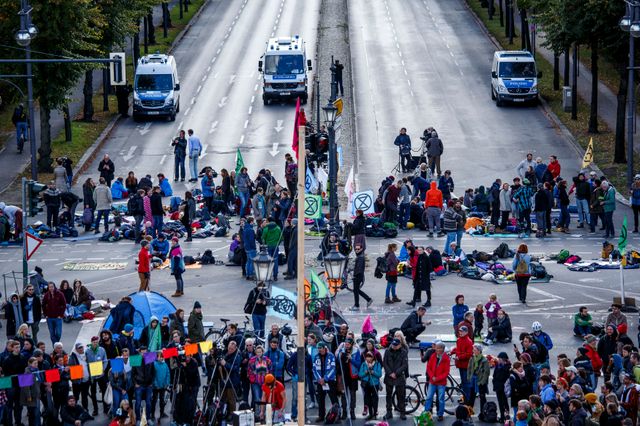 L'un des grands axes menant à la colonne de la Victoire à Berlin, bloquée par des manifestants de XR.