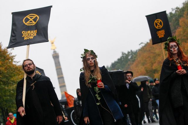 Les militants berlinois, tournant le dos à la colonne de la Victoire.