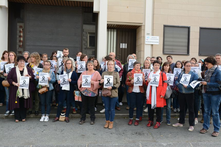 Des professeurs des écoles se rassemblent pour rendre hommage à Christine Renon - ici à Ancenis-Saint-Germon, France le 3 octobre 2019.
