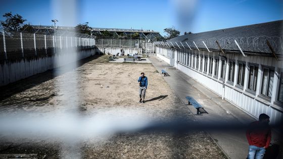 Migrants demandeurs d'asile dans le centre de rétention administrative de Vincennes, à l'est de Paris ©AFP - Stéphane de Sakutin