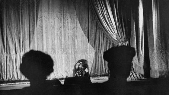 Maria Callas saluant au Metropolitan Opera de New York en 1956 ©Getty - Gordon Parks/The LIFE Picture Collection