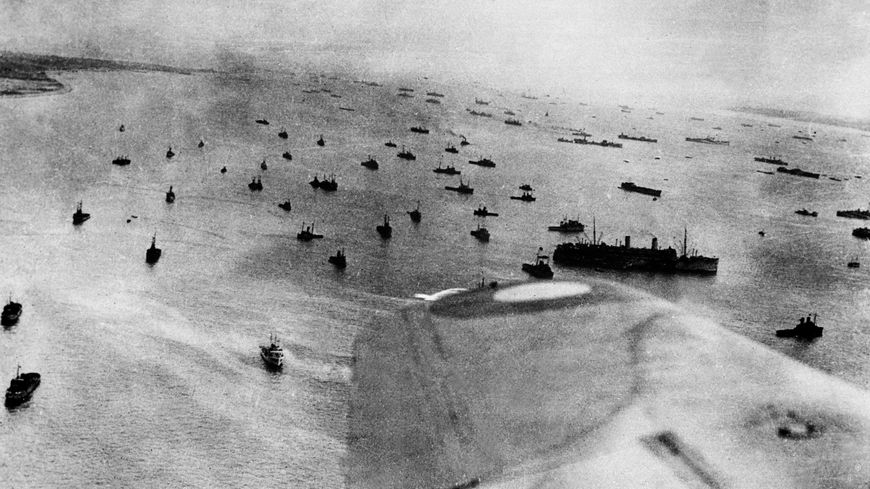 Vue aérienne de la flotte alliée engagée dans l'opération Overlord de débarquement sur les côtes normandes, le 06 juin 1944, durant la seconde guerre mondiale.