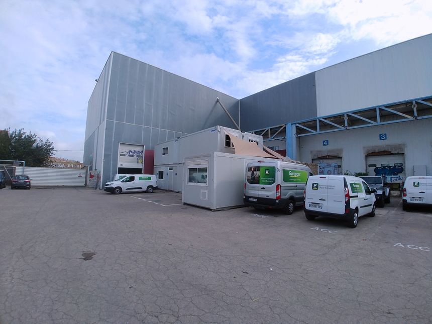 Le bureau du chef déco est dans l'un des Algeco® posé dans la cour des studios de Sète