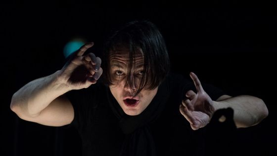Le chef d'orchestre grec Teodor Currentzis dirige La Bohème de Puccini au Festspielhaus de Baden-Baden (Allemagne), le 7 Novembre 2017. ©Getty - Sebastian Gollnow/picture alliance