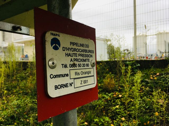 En bordure du site, un long pipeline enterré sous un chemin de halage.