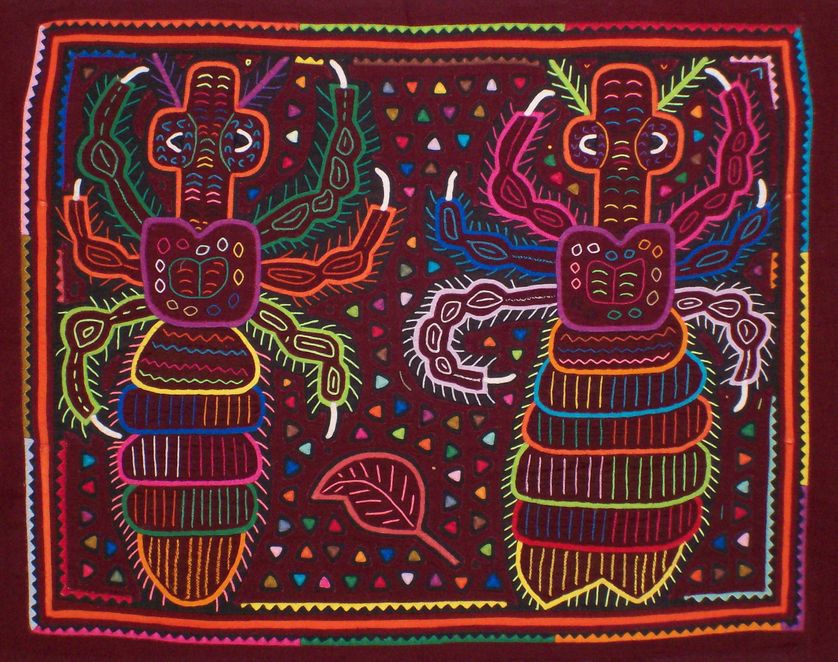 Deux poux sur un textile Mola d'une artiste indienne Kuna. Broderie de l'archipel de San Blas, au Panama.