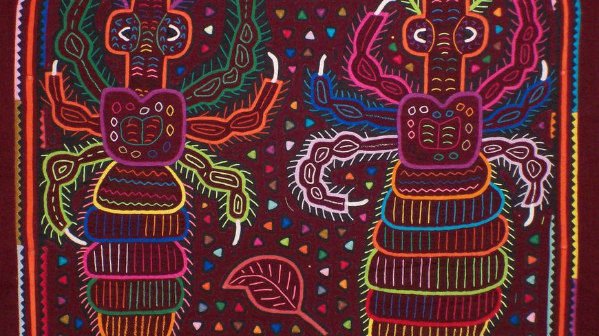 Deux poux sur un textile Mola d'une artiste indienne Kuna. Broderie de l'archipel de San Blas, au Panama.