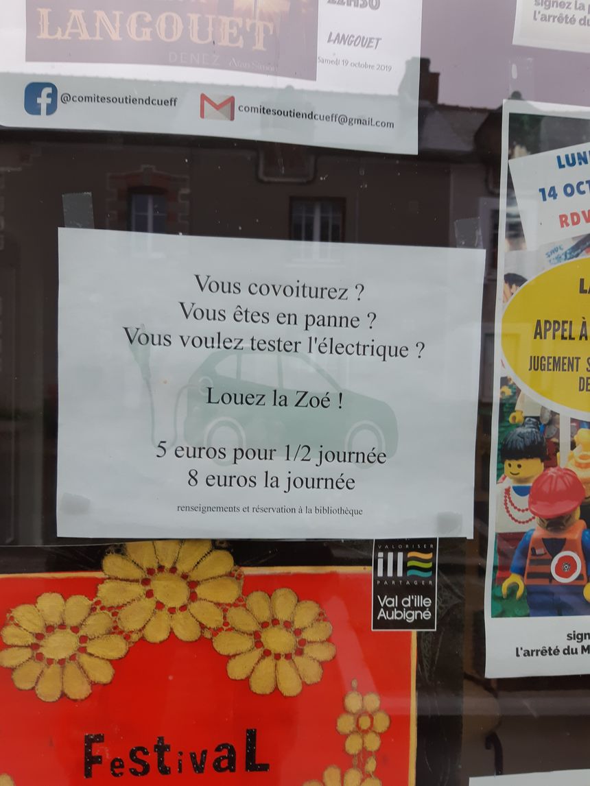 Les petites annonces sur la fenêtre de la médiathèque le village met à disposition des habitants une voiture électrique en location.