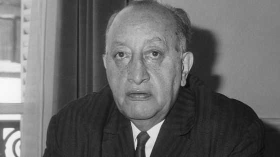 L'écrivain Miguel Angel Asturias, Prix Nobel de littérature, dans son bureau, le 19 août 1967 ©Getty - Keystone/Hulton Archive