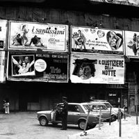 Affiches cinéma dans une rue de Milan